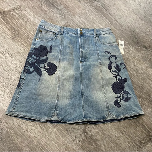 🆕 Anthropologie Denim Skirt Embroidered Flowers - Picture 3 of 12
